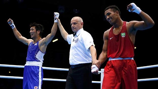 Ryoto Murata é decretado vencedor na final olímpico com Esquiva Falcão Ryoto Murata é decretado vencedor na final olímpico com Esquiva Falcão