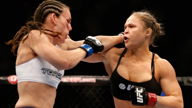 Com vitória meteórica, Ronda Rousey manteve o cinturão da divisão dos galos 