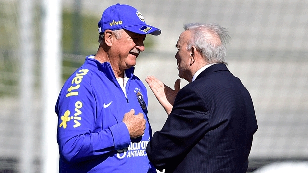 Felipão e Marin conversam durante treino da seleção brasileira Felipão e Marin conversam durante treino da seleção brasileira