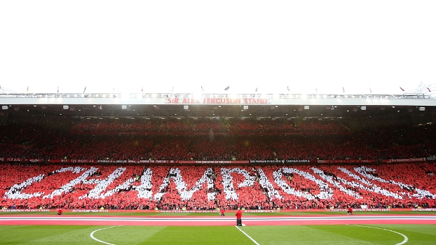 Torcida faz mosaico no Old Trafford: 'Campeões'