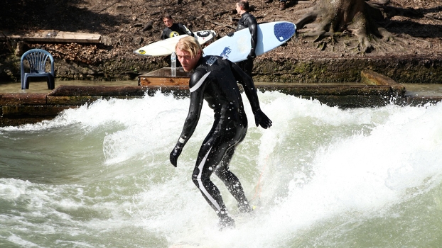 Gerry Schlegel surfando no rio Eisbach Gerry Schlegel surfando no rio Eisbach