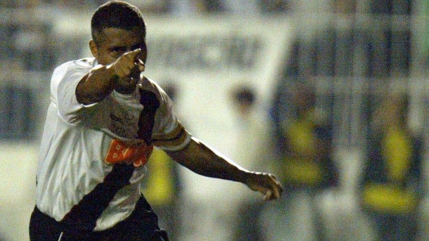 Romário comemora um de seus dois gols na vitória do Vasco sobre o Grêmio em 2007