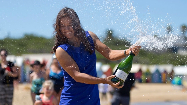 Na Li estoura champanhe para celebrar o título em Melbourne Na Li estoura champanhe para celebrar o título em Melbourne