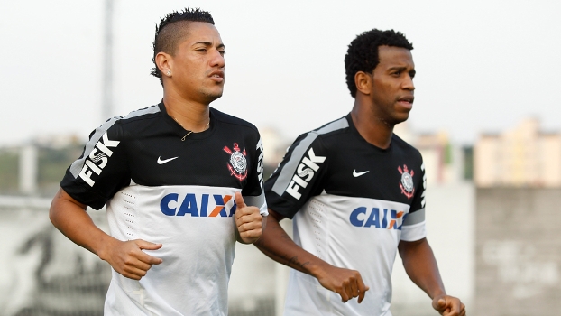 Gil ao lado de Ralf  em treino do Corinthians