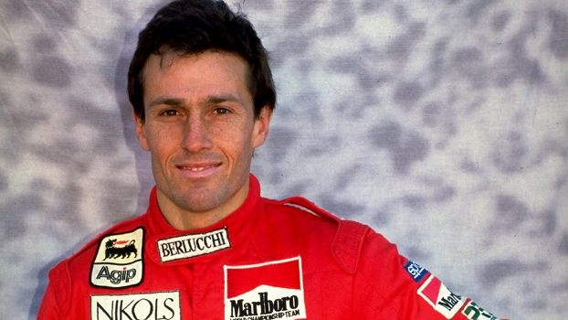 Andrea de Cesaris, com o macacão da Scuderia Itália de Fórmula 1, em 1980 Andrea de Cesaris, com o macacão da Scuderia Itália de Fórmula 1, em 1980