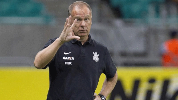 Mano Menezes gesticula durante Bahia x Corinthians