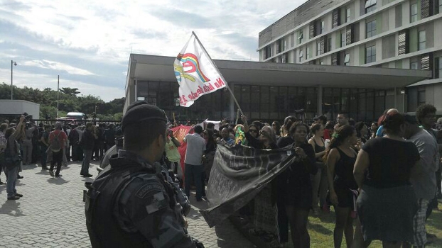 Protesto em frente ao hotel em que os jogadores se apresentaram antes de ir a Teresópolis
