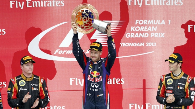 Sebastian Vettel levanta o troféu pela vitória em Yeongam: próximo do tetra Sebastian Vettel levanta o troféu pela vitória em Yeongam: próximo do tetra