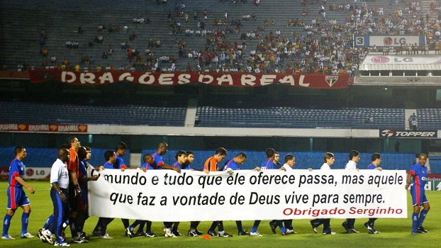 Serginho Homenagem São Caetano São Paulo Campeonato Brasileiro 03/11/2004 Serginho Homenagem São Caetano São Paulo Campeonato Brasileiro 03/11/2004