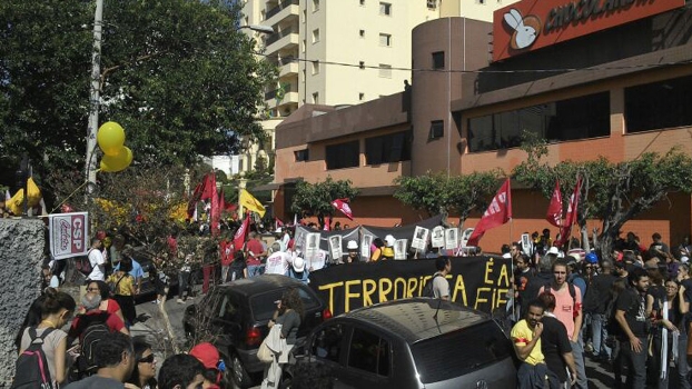 Manifestantes protestaram contra a Copa perto do metrô