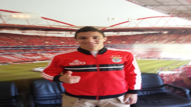 Rodrigo com a imagem do estádio da Luz ao fundo: 17 gols e 8 assistências na temporada Rodrigo com a imagem do estádio da Luz ao fundo: 17 gols e 8 assistências na temporada