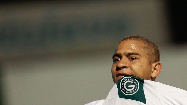 Walter deixou sua marca de pênalti na vitória do Goiás em pleno Canindé Walter deixou sua marca de pênalti na vitória do Goiás em pleno Canindé