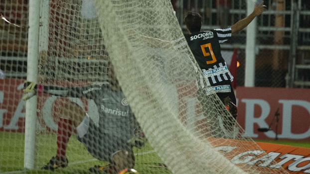 Thiago Ribeiro comemora após abrir o marcador para o Santos diante do Internacional Thiago Ribeiro comemora após abrir o marcador para o Santos diante do Internacional