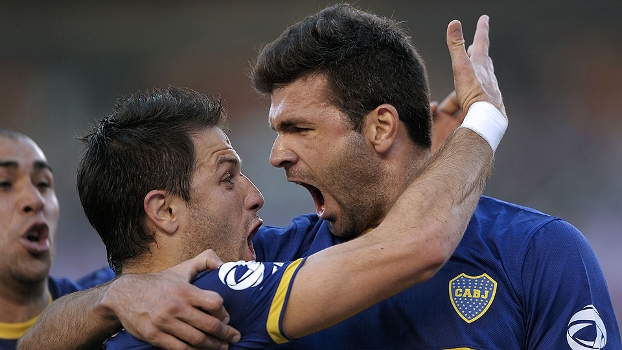 Martinez e Gigliotti se abraçam no momento do gol da vitória do Boca sobre o River