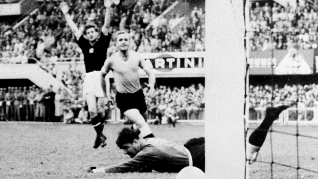 Sándor Kocsis (de preto e à esquerda) é o maior artilheiro da Copa em média de gols Sándor Kocsis (de preto e à esquerda) é o maior artilheiro da Copa em média de gols
