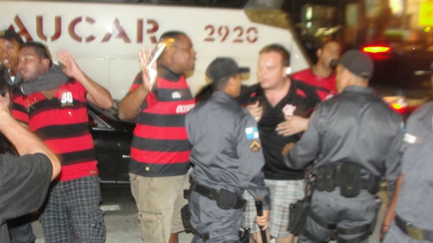Policiais seguram torcedores do Flamengo após início de confusão: noite foi agitada no entorno do Maracanã Policiais seguram torcedores do Flamengo após início de confusão: noite foi agitada no entorno do Maracanã