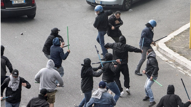Quatro torcedores estão feridos por conta da briga, informa o jornal italiano Gazzetta dello Sport Quatro torcedores estão feridos por conta da briga, informa o jornal italiano Gazzetta dello Sport