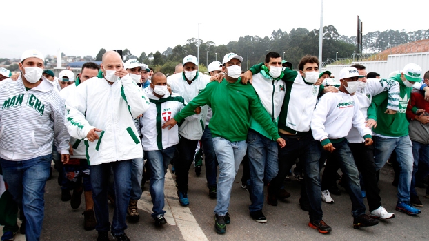 Briga entre organizadas de Palmeiras e Santos paralisa rodovia que liga SP ao litoral