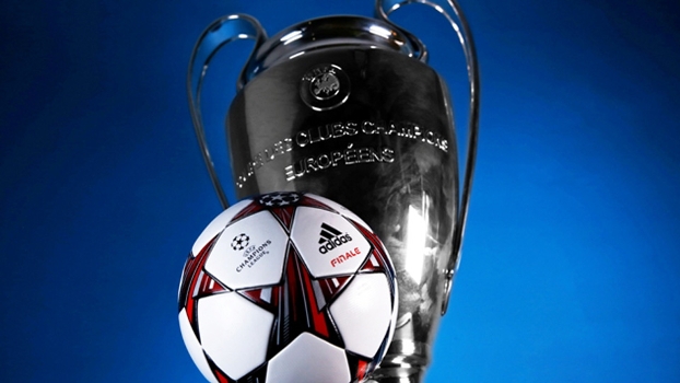 Bola da Champions League, junto à taça mais cobiçada do futebol europeu Bola da Champions League, junto à taça mais cobiçada do futebol europeu