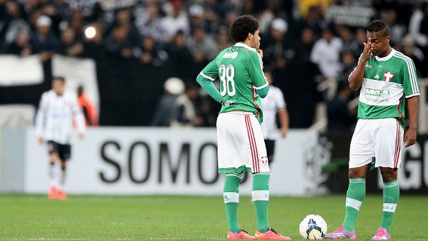 Jogadores do Palmeiras lamentam após gol corintiano Jogadores do Palmeiras lamentam após gol corintiano