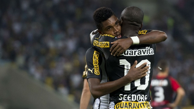 Seedorf abraça Vitinho no jogo contra o Vitória, no Maracanã: liderança técnica e emocional