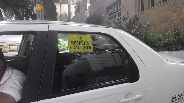 Placa de Respeite o Ciclista circula a gora nos taxis de BH Placa de Respeite o Ciclista circula a gora nos taxis de BH