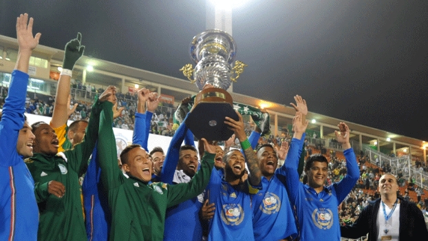 Lojas do Palmeiras fazem exposição do troféu conquistado sobre a Fiorentina