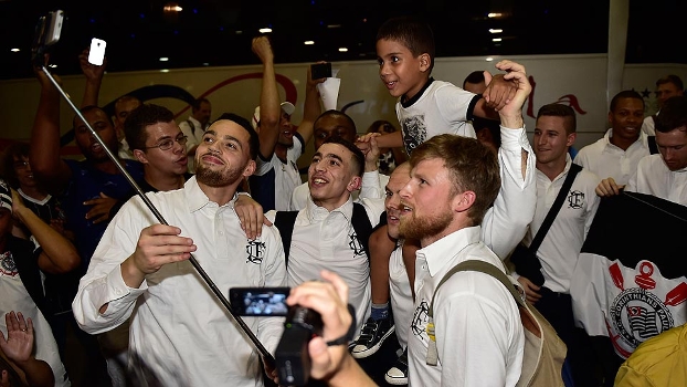 Selfie, hino e 'loucos': corintianos fazem festa para o Corinthian-Casuals