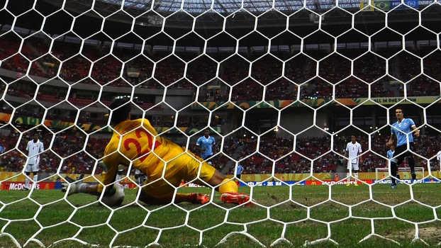 Festa da torcida na Arena Pernambuco! Anders Scotti bate pênalti, mas o goleiro Gilbert Meriel faz a defesa