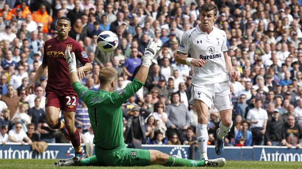 Gareth Bale encobre Joe Hart para fazer o terceiro gol do Tottenham sobre o Man City