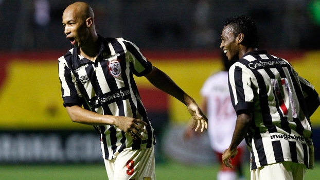 Dinei marcou dois gols (um deles de letra!) e se destacou no triunfo do Vitória sobre o Náutico Dinei marcou dois gols (um deles de letra!) e se destacou no triunfo do Vitória sobre o Náutico