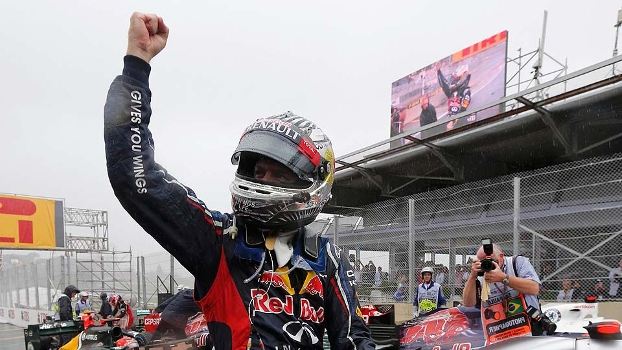 Sebastian Vettel comemora o tricampeonato na saída do carro