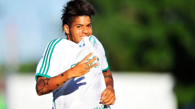 Leandro comemora um de seus gols na vitória do Palmeiras sobre o Oeste Leandro comemora um de seus gols na vitória do Palmeiras sobre o Oeste