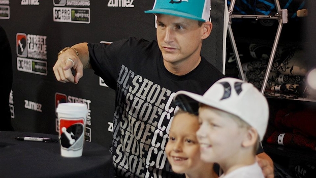 Rob Dyrdek com garotos nas sessão de autógrafos