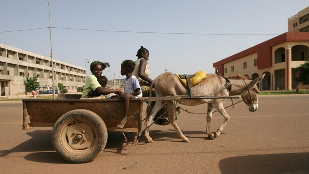 Família anda de carroça em Burkina Faso Família anda de carroça em Burkina Faso