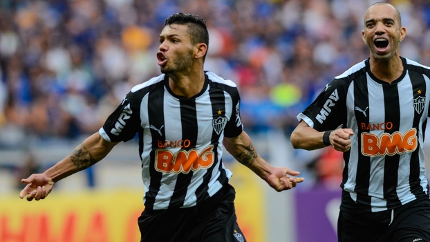 Carlos foi o herói do Atlético no Mineirão com dois gols, o último nos acréscimos Carlos foi o herói do Atlético no Mineirão com dois gols, o último nos acréscimos