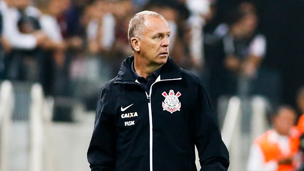 Mano Menezes durante o jogo contra o Atlético-MG Mano Menezes durante o jogo contra o Atlético-MG