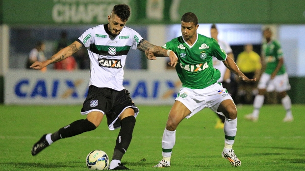 Zagueiro Marquinhos (esq.) marcou o gol salvador do Figueirense Zagueiro Marquinhos (esq.) marcou o gol salvador do Figueirense