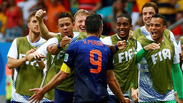 Van Persie foi comemorar com os jogadores do banco da Holanda