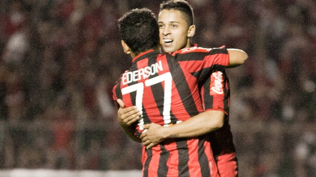 Revelado no Inter, Dellatorre comemora o gol que deu a vitória ao Atlético Paranaense Revelado no Inter, Dellatorre comemora o gol que deu a vitória ao Atlético Paranaense