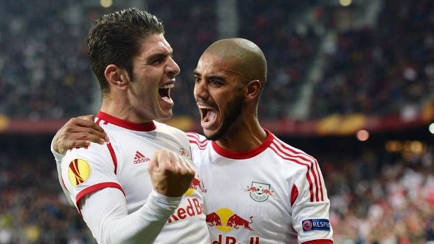 Brasileiro Alan, do Red Bull Slazburg, comemora gol com Soriano Brasileiro Alan, do Red Bull Slazburg, comemora gol com Soriano