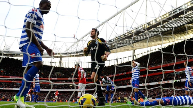Júlio César teve grande atuação, mas não evitou a derrota do QPR para o Arsenal Júlio César teve grande atuação, mas não evitou a derrota do QPR para o Arsenal