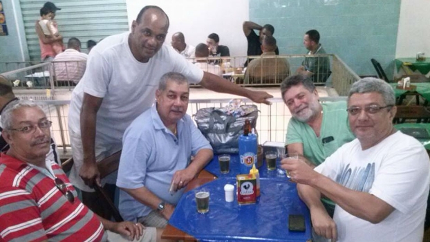 Wagner confraterniza com clientes em seu bar Wagner confraterniza com clientes em seu bar