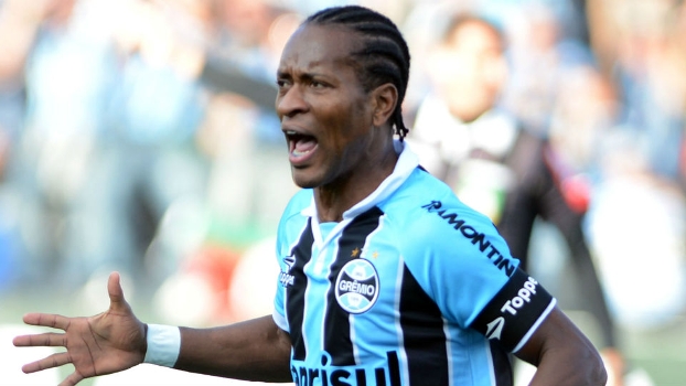 Zé Roberto comemora: capitão abriu o placar no estádio Alfredo Jaconi Zé Roberto comemora: capitão abriu o placar no estádio Alfredo Jaconi