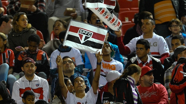 Torcida do São Paulo comparece ao Morumbi: melhor ter muitos que pagam pouco do que poucos que pagam muito, ou ninguém