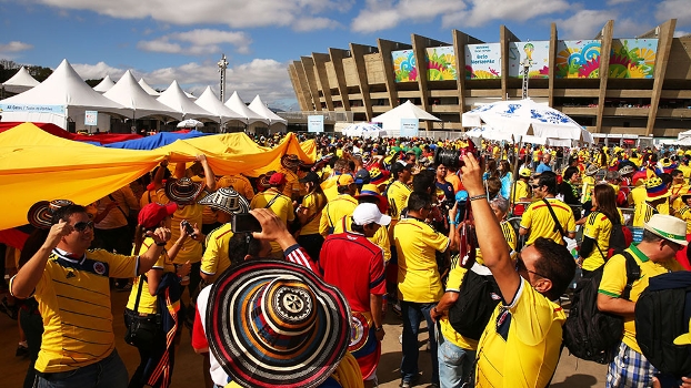 Torcida colombiana faz a festa do lado de fora do Mineirão antes da partida