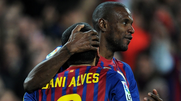 Daniel Alves e Éric Abidal se tornaram grandes amigos no Barcelona