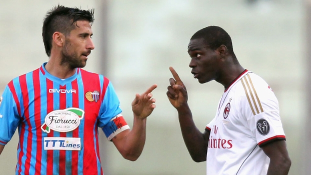 Spolli e Balotelli discutindo durante o jogo entre Catania e Milan Spolli e Balotelli discutindo durante o jogo entre Catania e Milan