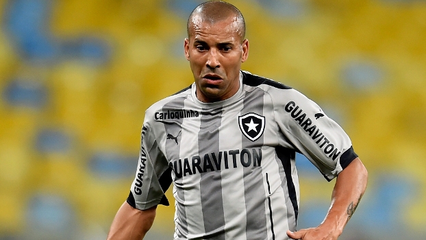 O atacante botafoguense Emerson Sheik foi suspenso pelo STJD 