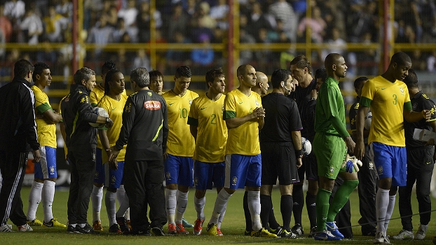 Jogadores brasileiros reunidos no gramado antes da decisão do cancelamento da partida em Resistencia